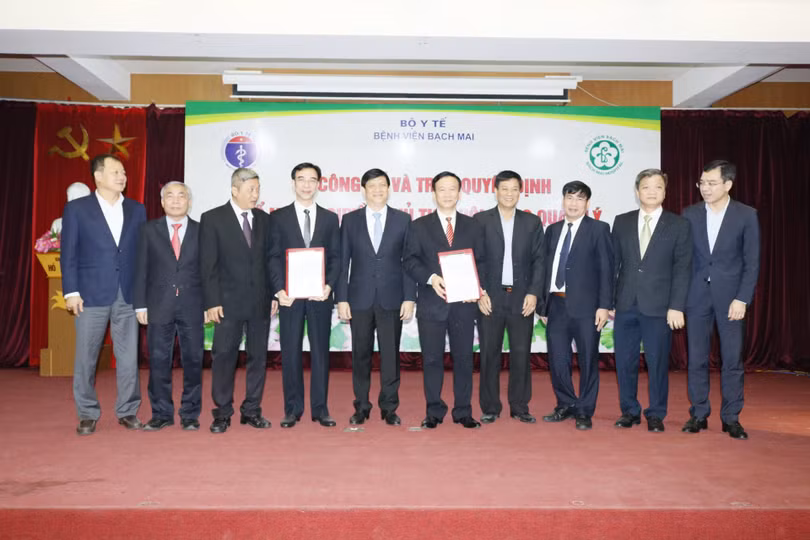 Lễ công bố và trao quyết định bổ nhiệm Quyền Chủ tịch Hội đồng Quản lý và Giám đốc Bệnh viện Bạch Mai. Ảnh: Thế Anh