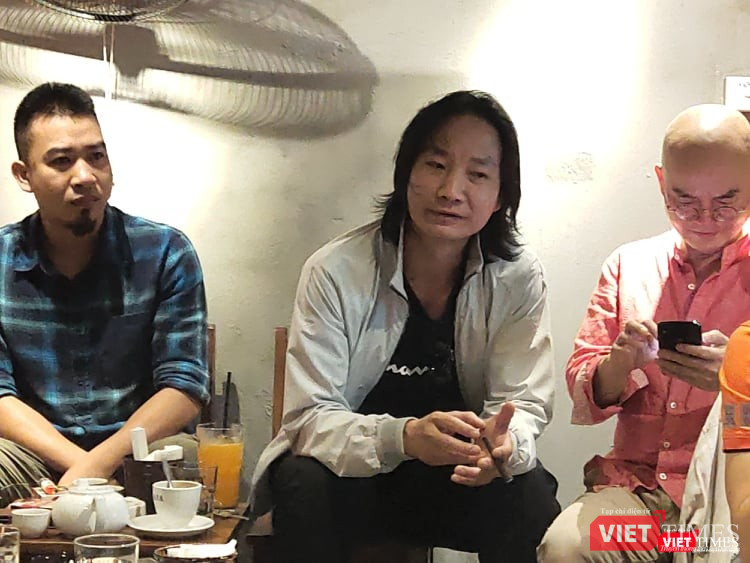 Họa sĩ Hùng Rô (ở giữa). Ảnh: Minh Thúy