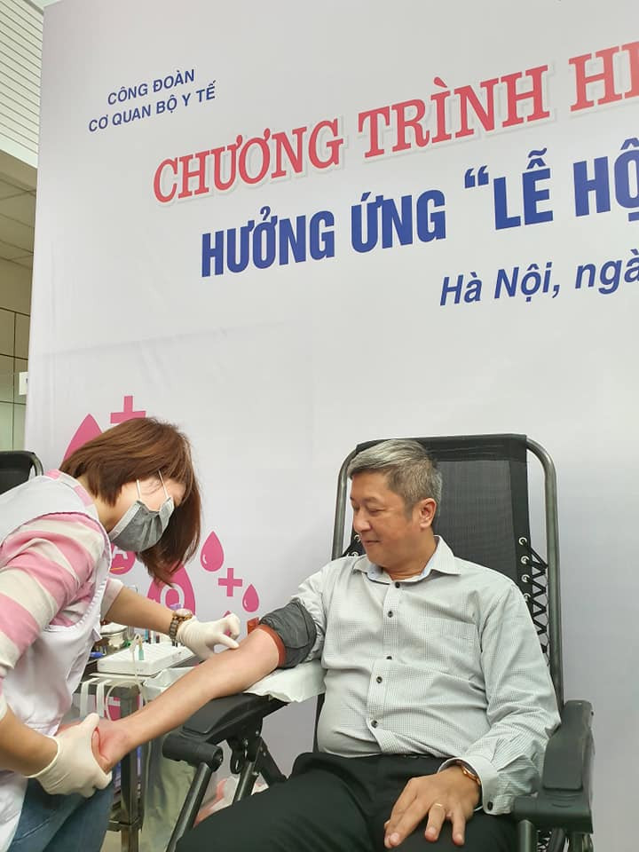 PGS.TS. Nguyễn Trường Sơn - Thứ trưởng Bộ Y tế trực tiếp tham gia hiến máu tại Viện Huyết học và Truyền máu Trung ương. Ảnh: Khánh Phương PGS.TS. Nguyễn Trường Sơn - Thứ trưởng Bộ Y tế trực tiếp tham gia hiến máu tại Viện Huyết học và Truyền máu Trung ương. Ảnh: Khánh Phương