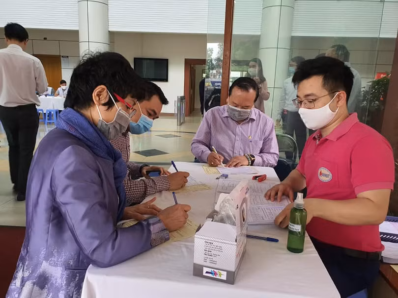 Từ sớm đã có nhiều người dân đăng ký tham gia hiến máu. Ảnh: Khánh Phương Từ sớm đã có nhiều người dân đăng ký tham gia hiến máu. Ảnh: Khánh Phương