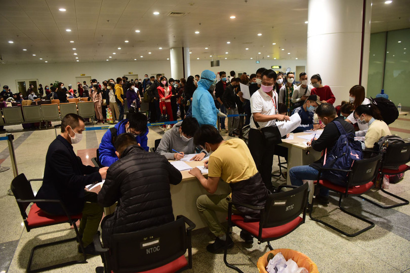 Hành khách nhập cảnh làm thủ tục tại sân bay. Ảnh: Hoàng Anh Hành khách nhập cảnh làm thủ tục tại sân bay. Ảnh: Hoàng Anh