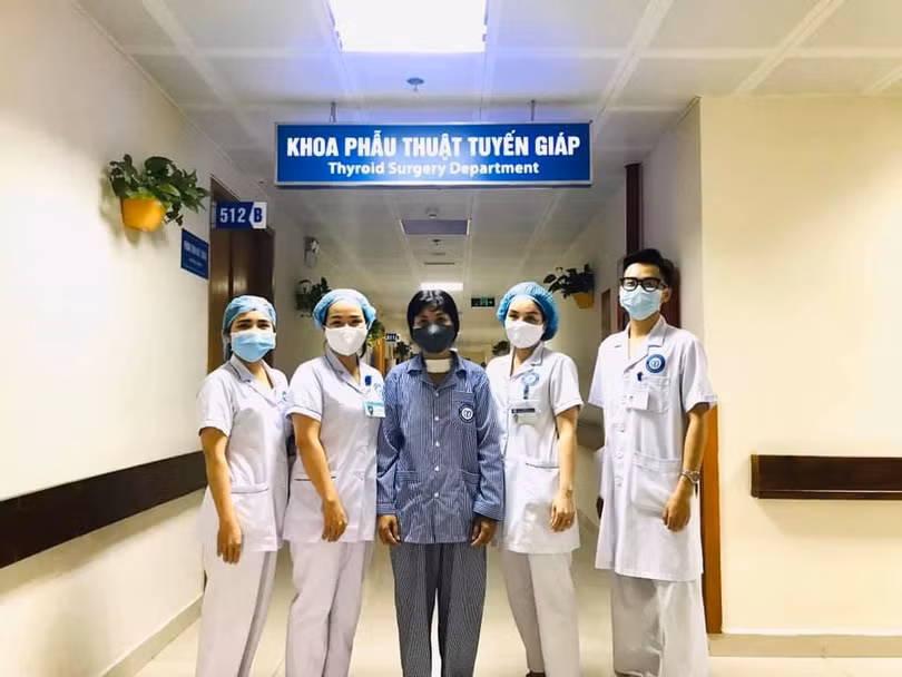 Chị T. chụp ảnh lưu niệm cùng các bác sĩ tại khoa phẫu thuật tuyến giáp. Ảnh: BVCC