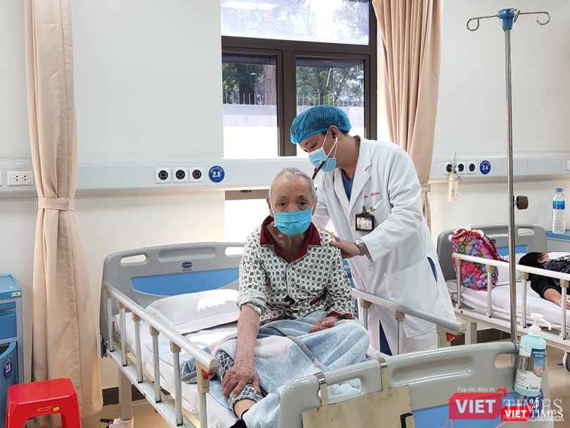 ThS. BS. Nguyễn Đặng Khiêm thăm khám cho bệnh nhân tại khoa Cấp cứu, Bệnh viện Hữu Nghị. Ảnh: Minh Thúy