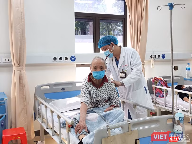 ThS. BS. Nguyễn Đặng Khiêm thăm khám cho bệnh nhân tại khoa Cấp cứu, Bệnh viện Hữu Nghị. Ảnh: Minh Thúy