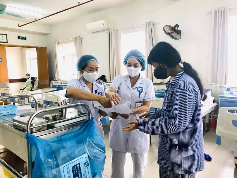 Các bác sĩ hướng dẫn bệnh nhân tại bệnh viện. Ảnh: BVCC