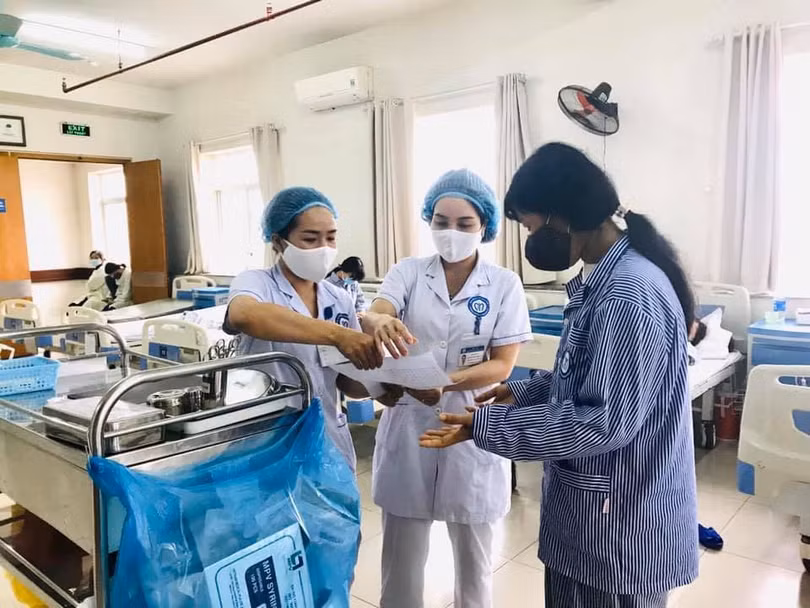 Các bác sĩ hướng dẫn bệnh nhân tại bệnh viện. Ảnh: BVCC