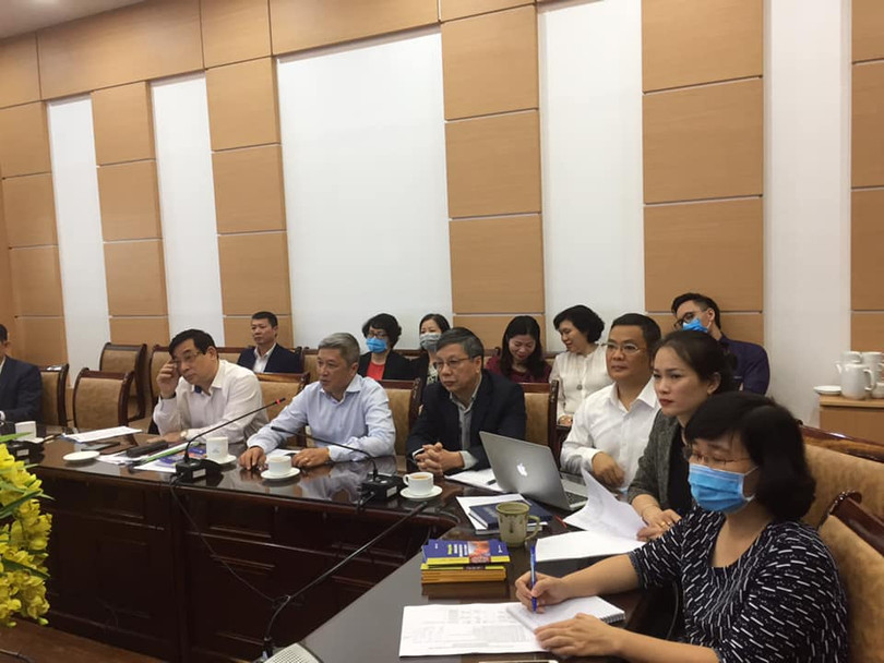 Các chuyên gia cùng hội chẩn ccho 2 bệnh nhân mắc COVID-19. Ảnh: Lê Hảo - BYT