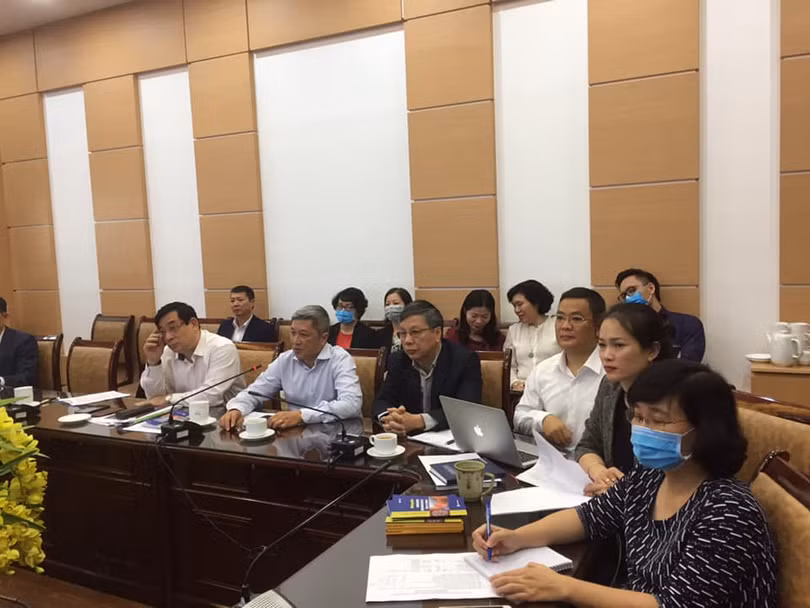 Các chuyên gia cùng hội chẩn ccho 2 bệnh nhân mắc COVID-19. Ảnh: Lê Hảo - BYT