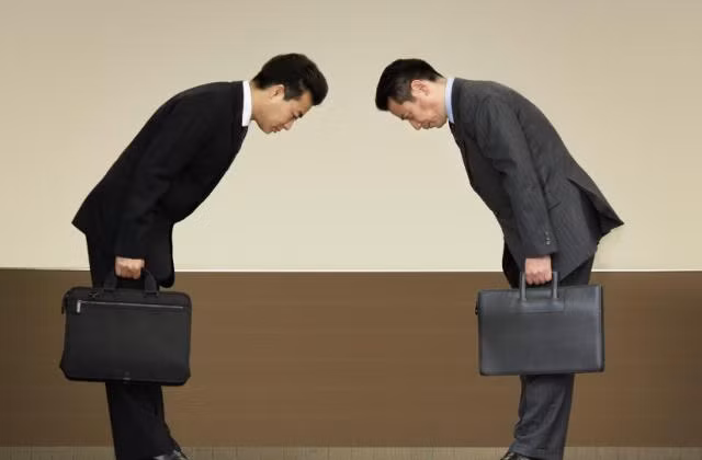 Cúi đầu chào. Ảnh: Internet