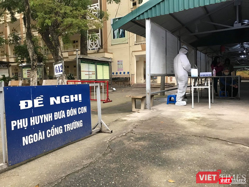 Trạm xét nghiệm nhanh COVID-19 tại Trường THCS Đống Đa. Ảnh: Minh Thúy Trạm xét nghiệm nhanh COVID-19 tại Trường THCS Đống Đa. Ảnh: Minh Thúy