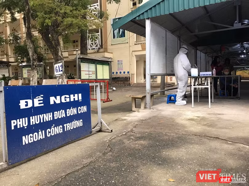 Trạm xét nghiệm nhanh COVID-19 tại Trường THCS Đống Đa. Ảnh: Minh Thúy