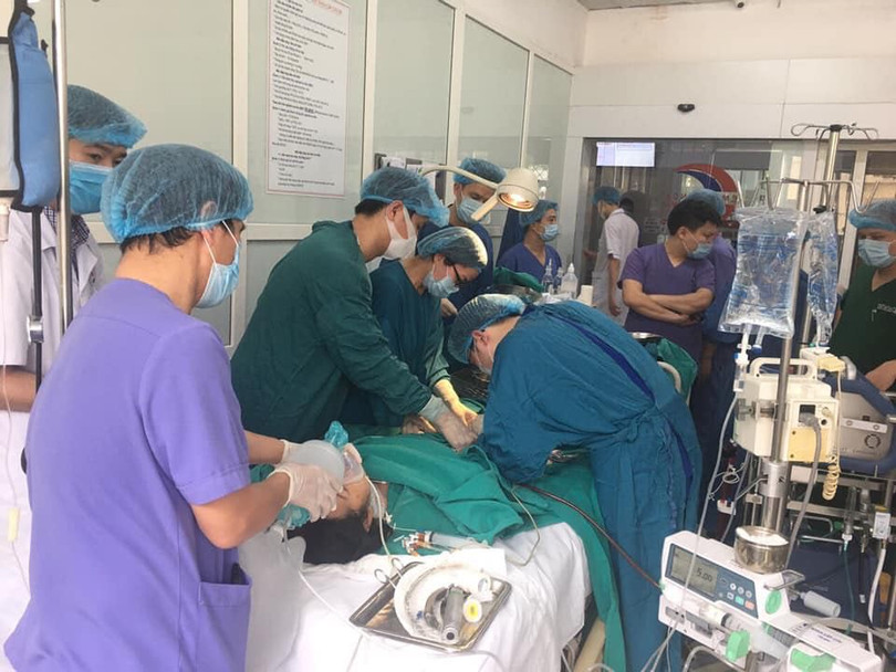 Bên trong phòng phẫu thuật - nơi các bác sĩ chiến đấu với tử thần để cứu sống chị T. Ảnh: Thế Anh