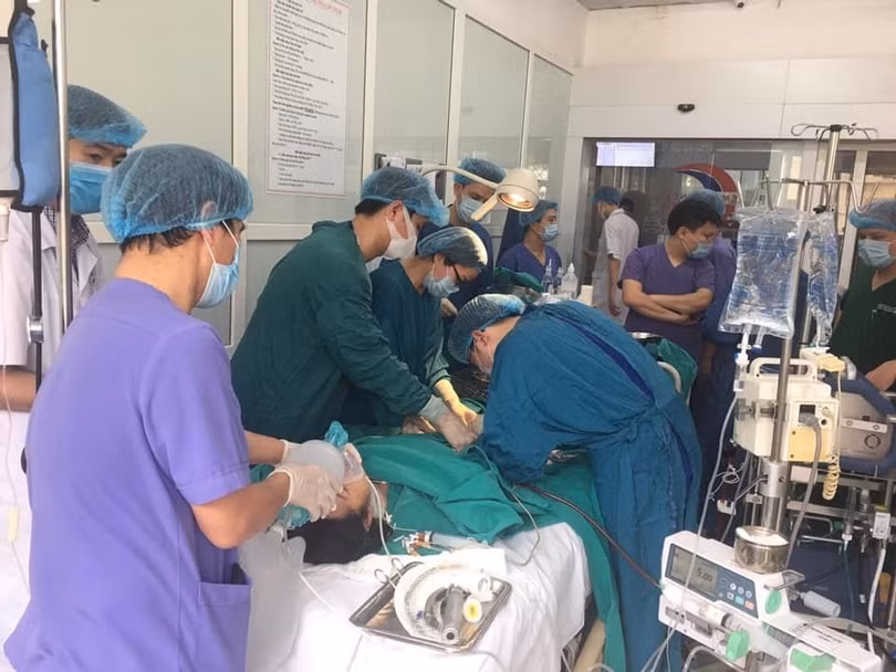 Bên trong phòng phẫu thuật - nơi các bác sĩ chiến đấu với tử thần để cứu sống chị T. Ảnh: Thế Anh