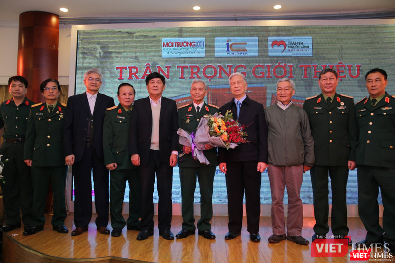 Thiếu tướng Nguyễn Đức Huy (cầm hoa, ở giữa) tại lễ ra mắt cuốn sách “Hồi ức chiến tranh Vị Xuyên”. Ảnh: Thế Lợi