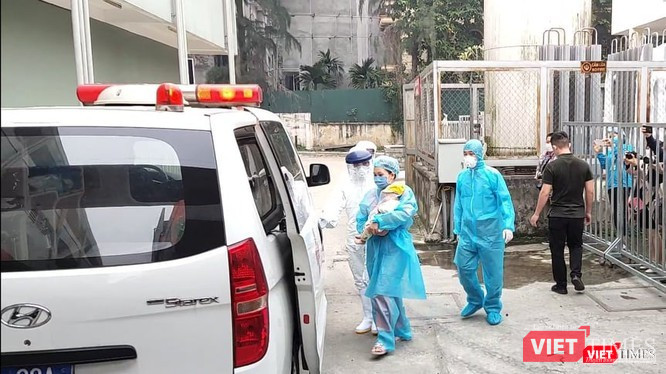 Bé gái 3 tháng tuổi mắc COVID-19 khỏe mạnh xuất viện về Vĩnh Phúc ngày 20/2. Ảnh: Minh Thúy