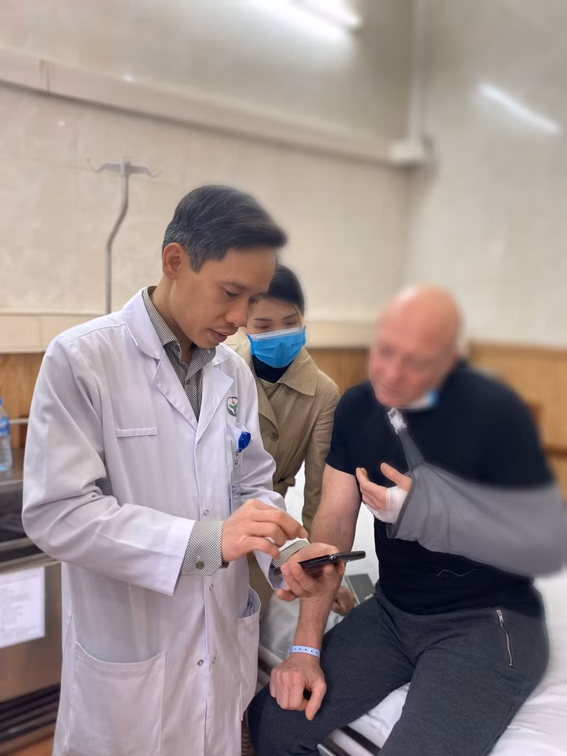 PGS.TS. Nguyễn Mạnh Khánh - Phó Viện trưởng Viện Chấn thương chỉnh hình, Trưởng khoa Phẫu thuật Chi trên và Y học thể thao, Bệnh viện Hữu nghị Việt Đức kiểm tra tình hình bệnh nhân sau phẫu thuật. Ảnh: BVCC