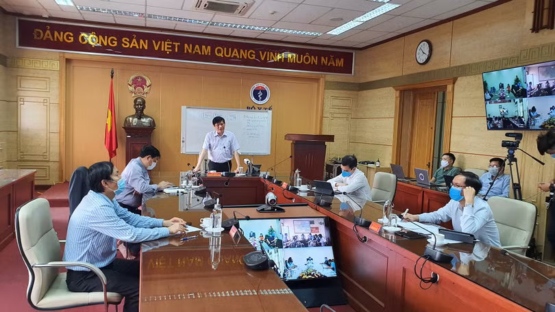 Thứ trưởng thường trực Bộ Y tế Nguyễn Thanh Long chủ trì cuộc họp. Ảnh: Tuấn Dũng