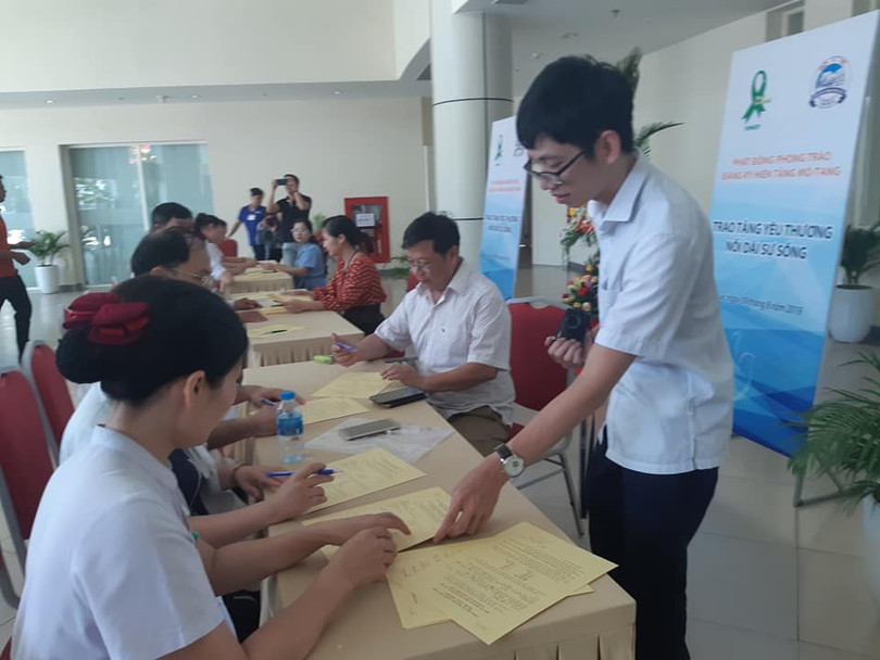 Nhiều người đã đến đăng ký hiến mô, tạng trong chương trình “Trao tặng yêu thương – Nối dài sự sống”