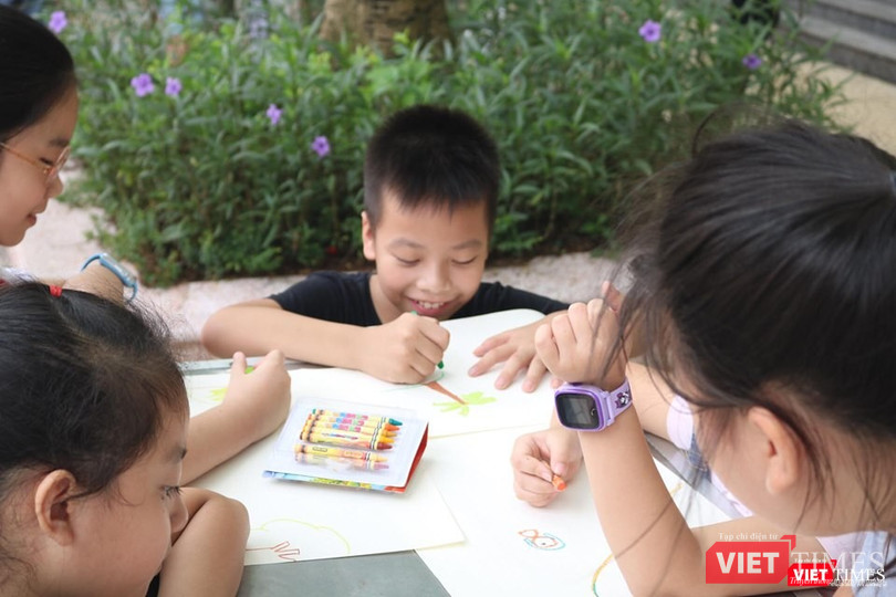 Các bé cùng nhau sáng tạo những bức tranh độc đáo