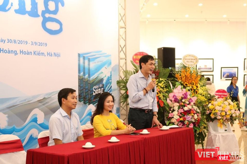 Nhà thơ Hữu Việt cùng hai tác giả Lữ Mai và Trần Thành Nhà thơ Hữu Việt cùng hai tác giả Lữ Mai và Trần Thành