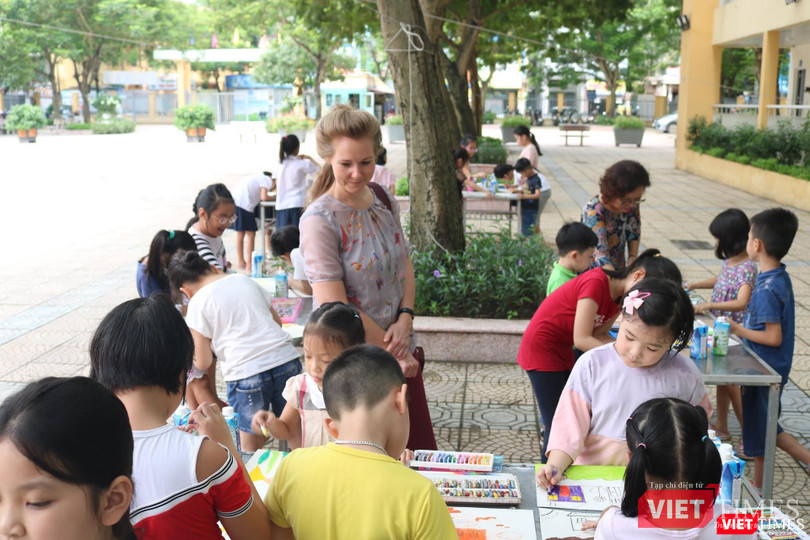 Học sinh hào hứng tham gia vẽ tranh ngay tại sân trường