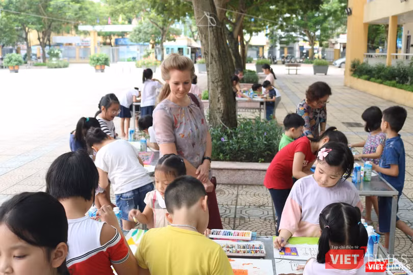 Học sinh hào hứng tham gia vẽ tranh ngay tại sân trường