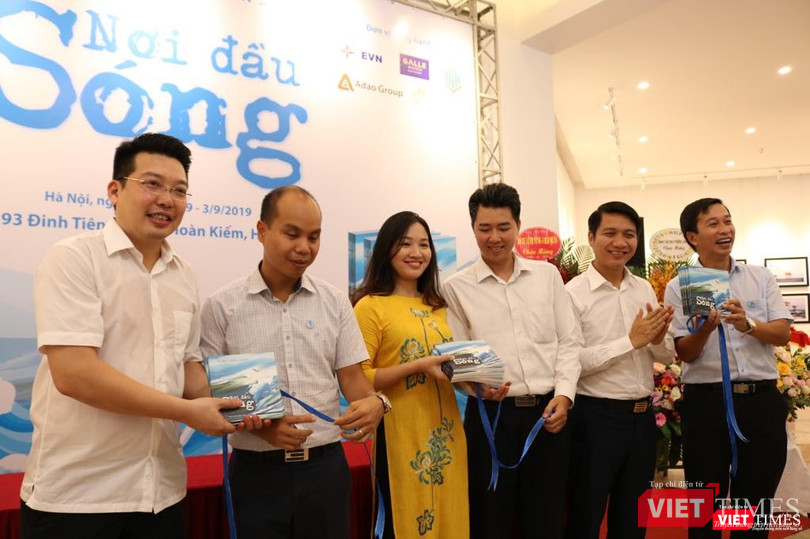 TS. Nguyễn Anh Vũ - Giám đốc Nhà xuất bản Văn học tại lễ ra mắt sách "Nơi đầu sóng" TS. Nguyễn Anh Vũ - Giám đốc Nhà xuất bản Văn học tại lễ ra mắt sách "Nơi đầu sóng"