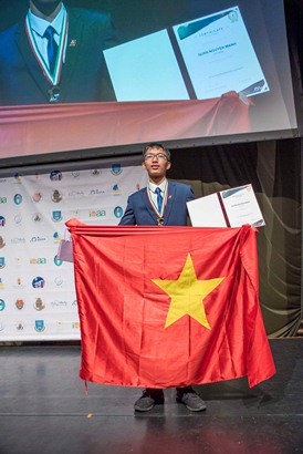Em Nguyễn Mạnh Quân được trao giải Thí sinh đạt điểm cao nhất toàn cuộc thi