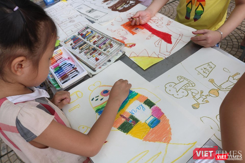 Bức tranh "cá rô bốt bảo vệ môi trường biển" của bé Minh Ngọc