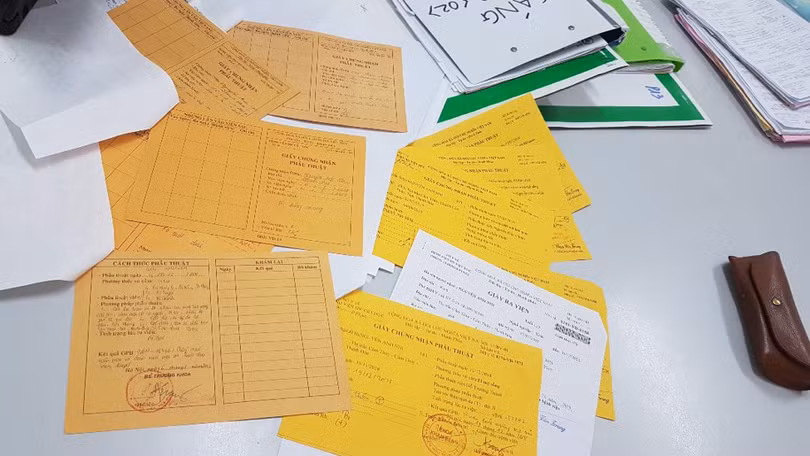 Giấy ra viện và chứng nhận phẫu thuật của cô tân sinh viên Y Nguyễn Anh Nhi