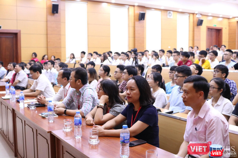 Các đại biểu tham dự chương trình