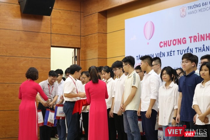 Các em học sinh nhận phần quà từ nhà trường