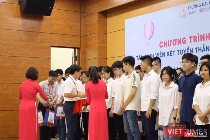 Các em học sinh nhận phần quà từ nhà trường Các em học sinh nhận phần quà từ nhà trường