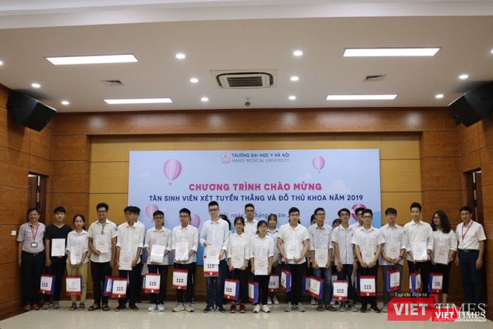 Các em học sinh có thành tích xuất sắc được xét tuyển thẳng vào Trường Đại học Y Hà Nội