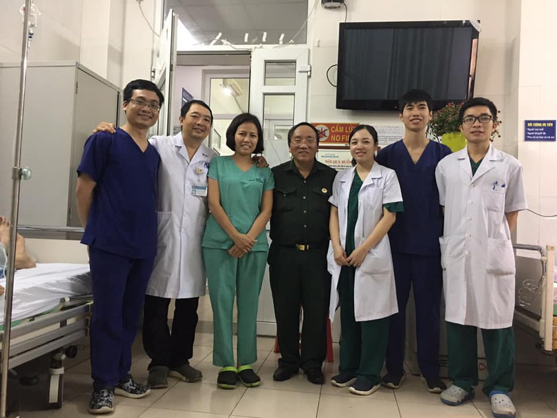 Kíp phẫu thuật cho nhà văn Nguyễn Văn Thọ và nhà văn Trần Đăng Khoa (đứng giữa)