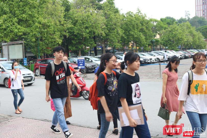 Học sinh đến làm thủ tục nhập học