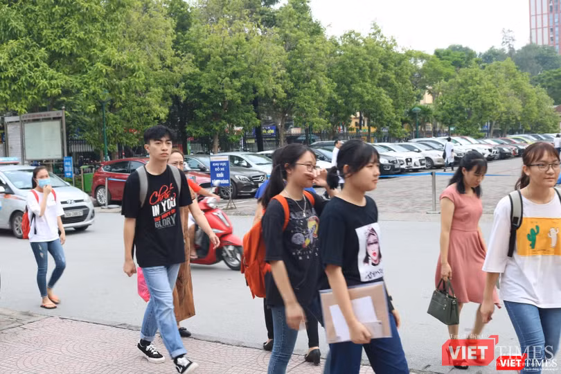 Học sinh đến làm thủ tục nhập học