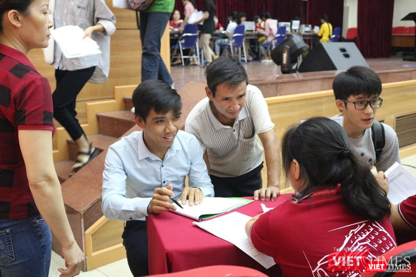 Học sinh và phụ huynh được tư vấn về thủ tục nhập học