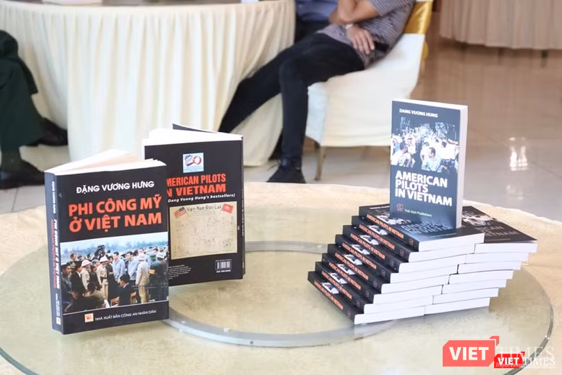 Cuốn sách “Phi công Mỹ ở Việt Nam” - American pilots in VietNam. Ảnh: Minh Thúy