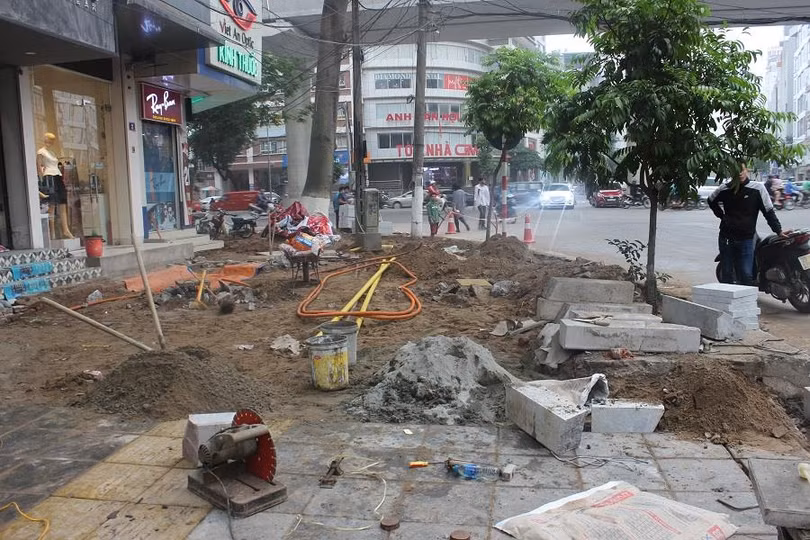 Vỉa hè lát đi lát lại nhiều lần nhưng chất lượng thì vẫn khó đánh giá và kiểm soát.