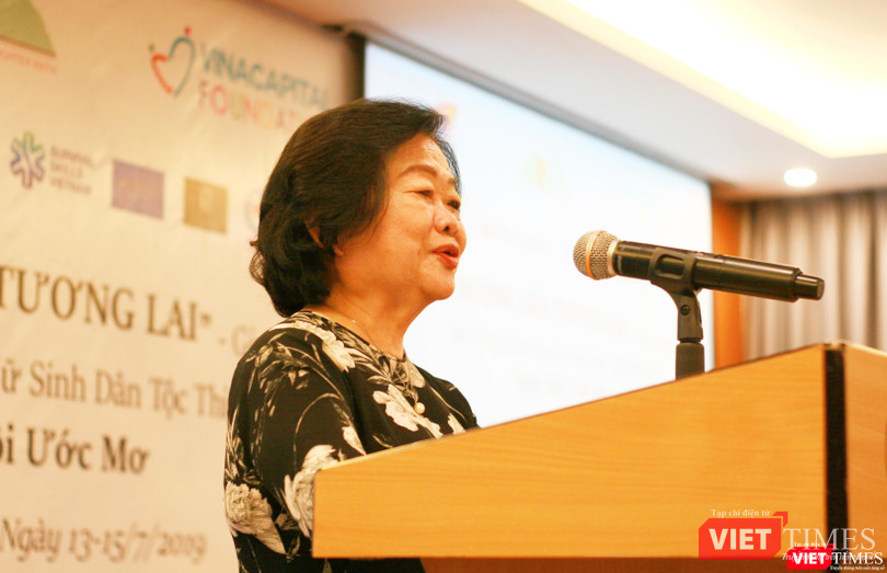 Bà Trương Mỹ Hoa - Nguyên Phó Chủ tịch nước, Chủ tịch Quỹ học bổng Vừ A Dính phát biểu tại chương trình