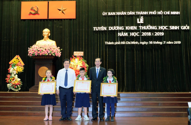 Ông Nguyễn Hữu Độ - Thứ trưởng Bộ GD&ĐT trao Bằng khen cho các học sinh có thành tích xuất sắc Ông Nguyễn Hữu Độ - Thứ trưởng Bộ GD&ĐT trao Bằng khen cho các học sinh có thành tích xuất sắc