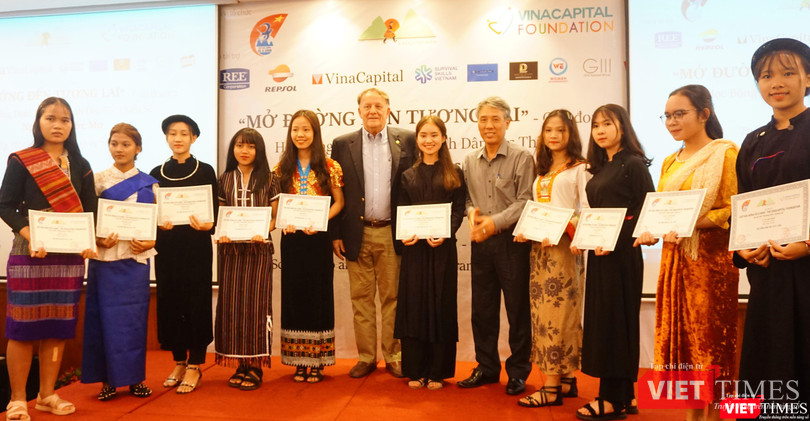 Trao học bổng cho các nữ sinh dân tộc thiểu số có thành tích học tập xuất sắc