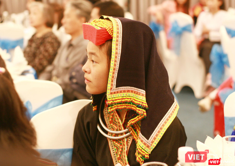 Nữ sinh dân tộc thiểu số tham dự chương trình