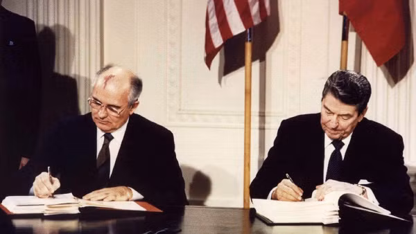Hai ông Mikhail Gorbachev và Ronald Reagan ký Hiệp ước INF.
