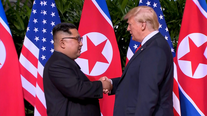 Hai ông Donald Trump và Kim Jong-un trong cuộc họp thượng đỉnh lần 1 tại Singapore.