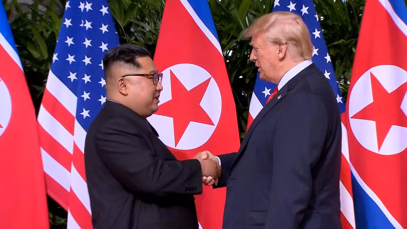 Hai ông Donald Trump và Kim Jong-un trong cuộc họp thượng đỉnh lần 1 tại Singapore.