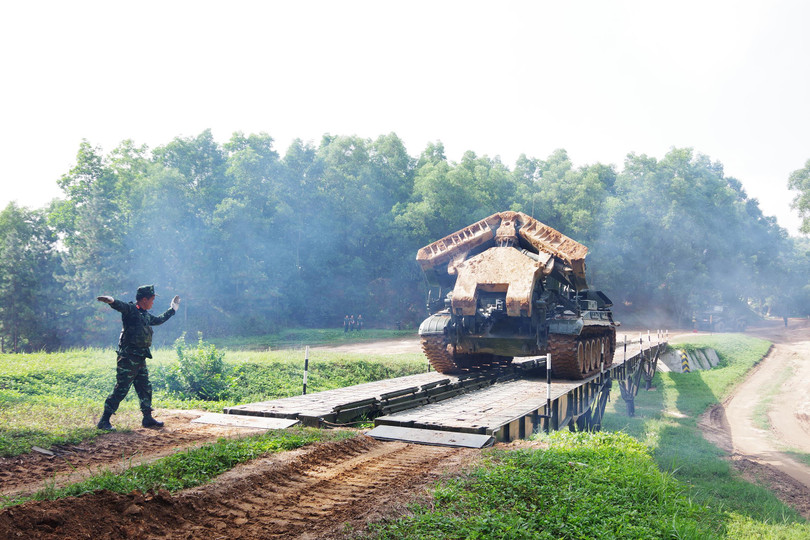 Xe IMR vượt qua cầu cứng TMM-3M