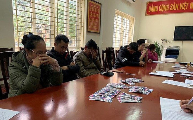 Các đối tượng “cò vé” bóng đá trước SVĐ Mỹ Đình bị cơ quan chức năng bắt giữ.