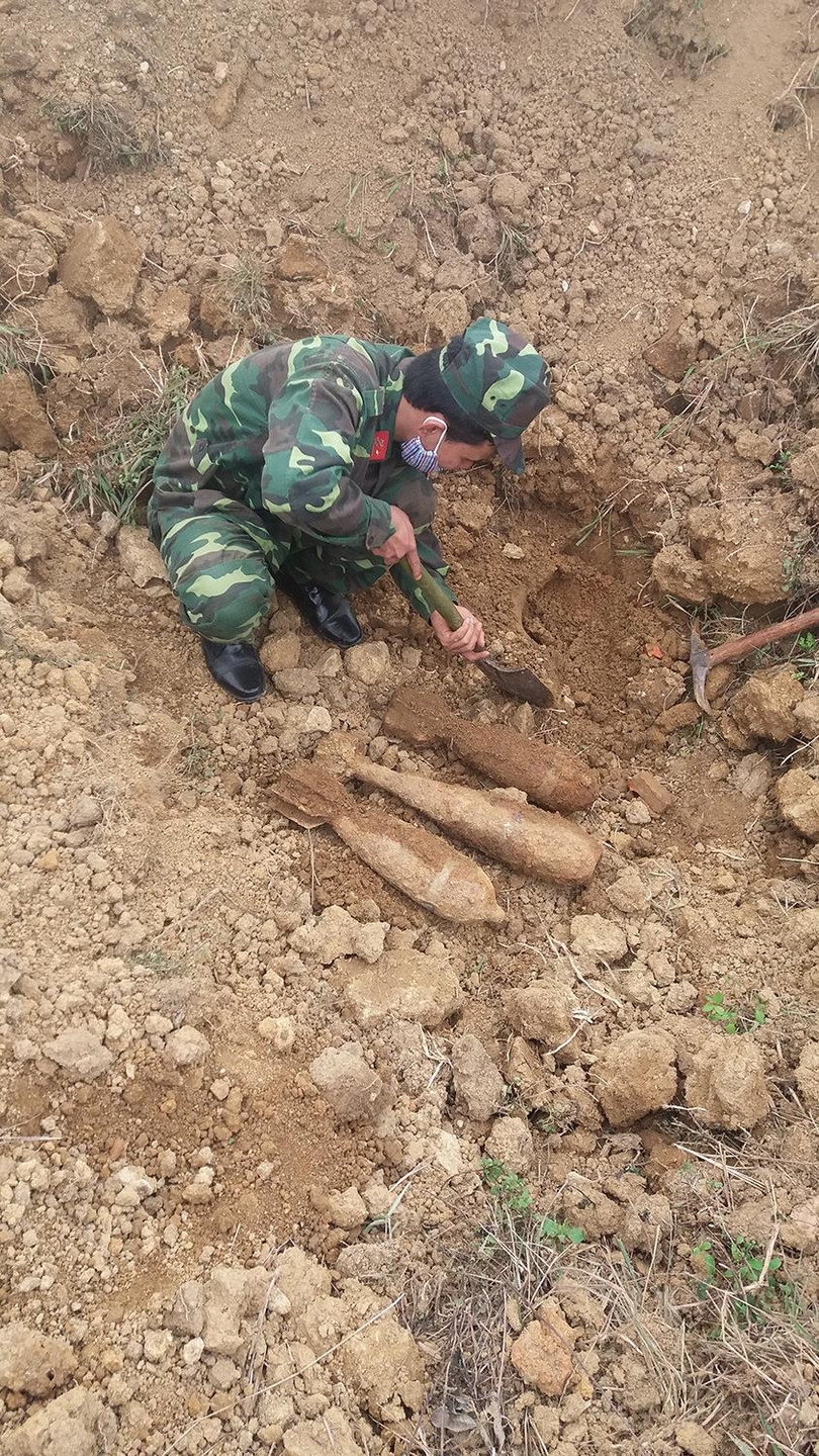 Những “thần chết” đang chốn trong đất và bị các chiến sĩ công binh Lữ đoàn 299 phát hiện, xử lý. Những “thần chết” đang chốn trong đất và bị các chiến sĩ công binh Lữ đoàn 299 phát hiện, xử lý.